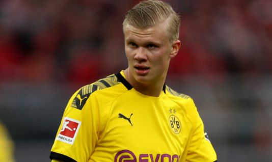 他刚在踢上港的比赛爆发，就被老东家解约离队，球迷建议来中超