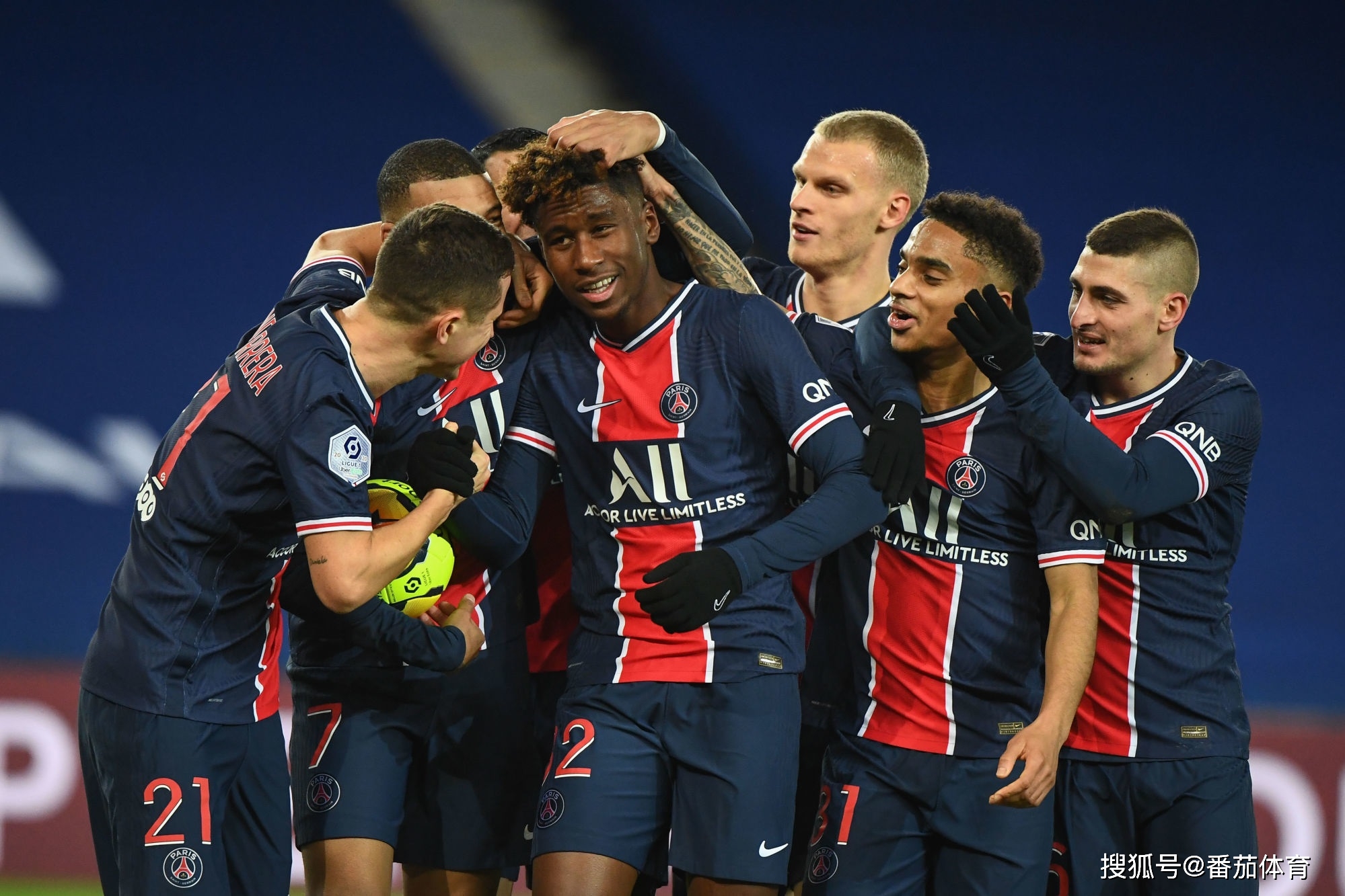 雪花飘飘北风萧萧，记者：世界杯抽签仪式场外下着大雪