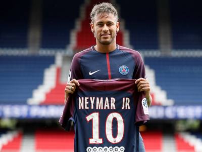 曼联在关键比赛中表现不佳，换人失误导致防守漏洞，边路优势被对手逆转，整体表现令球迷不满。